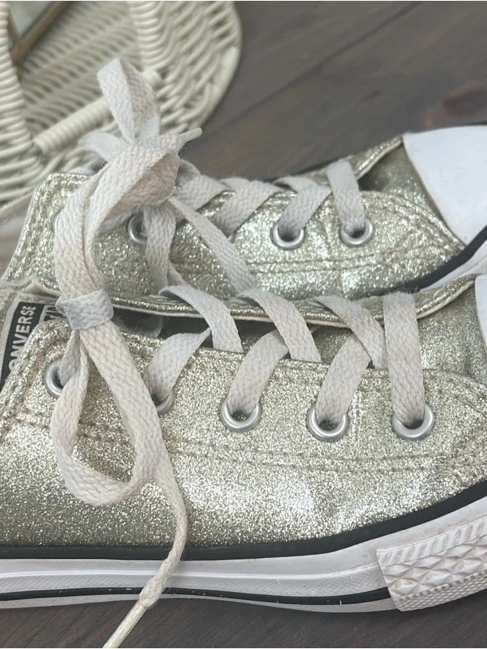 Girls size 1 preloved Converse Kids Gold Glitter Low Top Sneakers